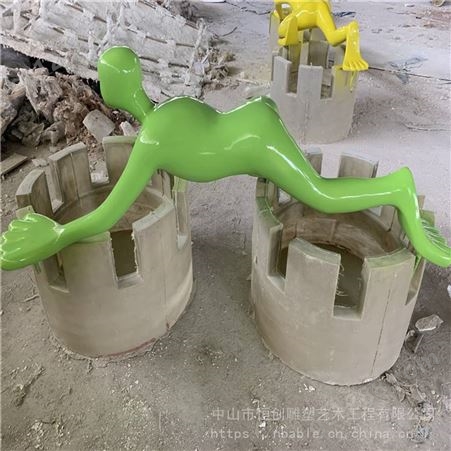 梅州现代人物雕塑 玻璃钢攀岩人物造型摆件 玻璃钢厂家生产