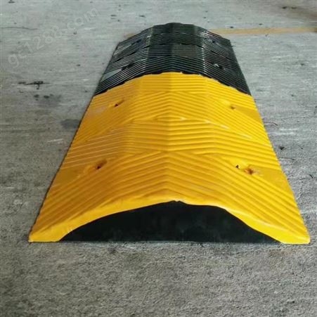 橡胶减速带 5厘米7厘米高减速带 减速带云南施工安装厂家